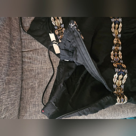 NWT - Abercrombie & Fitch V-Neck Flowy Mini Skort. Medium. 17ptp - Picture 8 of 14